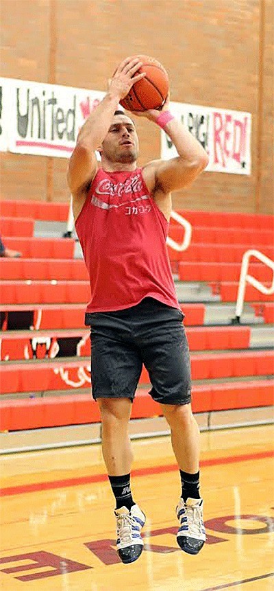 Pete Petrov puts up a jumper for champion Red Pride.