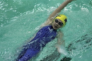 Ten-year-old Molly Vagt strokes her way to a new Pacific Northwest Swimming qualifying time in the 50 backstroke as she leads off the girls 10-and-under 200 medley relay.