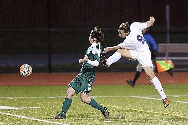 Oak Harbor's Rodrigo Columbo (9) drills a pass by a Mount Vernon defender.