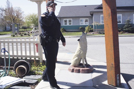 Deputy Chris Peabody with the Coupevillle Marshal’s Office discusses a stolen wolf statue with the owners.