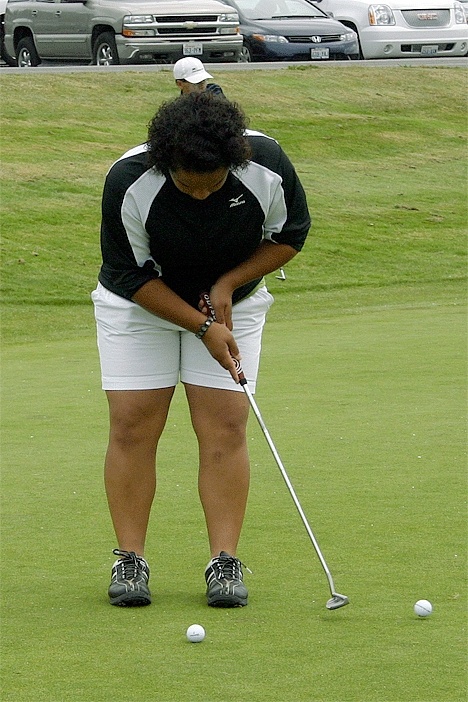 Oak Harbor’s Simone Hamilton works on her putting stroke on the practice green.