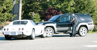 Oak Harbor Police Sgt. Jerry Baker talks with Barbara Asseln