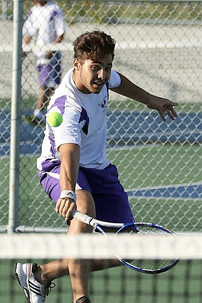 Rodrigo Columbo flips a backhand over the net against Everett.