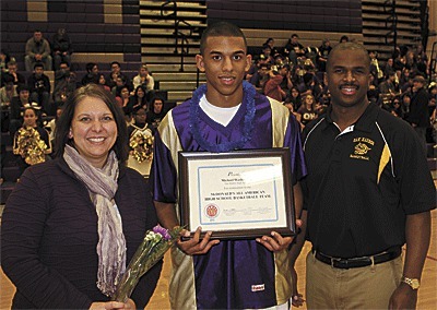 Mike Washington Jr. holds his nomination certificate for the McDonald's all-American game. He is joined by his mother Rebecca and father Mike Sr.