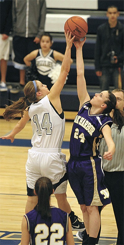 Ciera Wiser (24) skies on the opening tip at Glacier Peak.