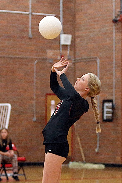 Ally Roberts sets for the Wolves in Tuesday's match.