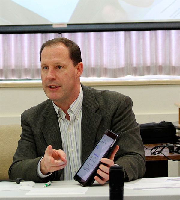 Oak Harbor Councilman Joel Servatius teaches fellow council members how to use their new iPads during a recent workshop.