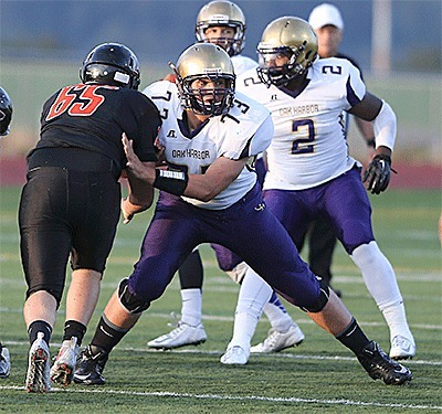 Sam Zook (73) and Princeton Lollar pass block for Oak Harbor.