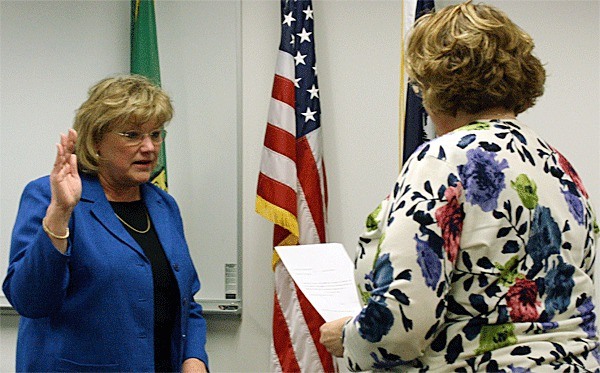 Coupeville Clerk/Treasurer Judy Thomas swears in Mayor Nancy Conard during January’s Coupeville Town Council meeting.