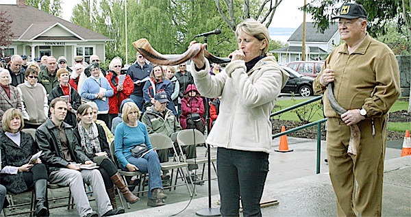 Carl Smith and Bonny Halstead blow shofars