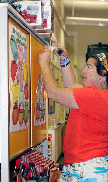 Che’ Gilliland sets up her kindergarten classroom at Olympic View Elementary in August of 2013. Gilliland died last month after developing lung cancer. A celebration of her life will be held in Coupeville Sunday.