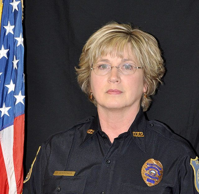 Oak Harbor police captain retires, claims mayor forced her out