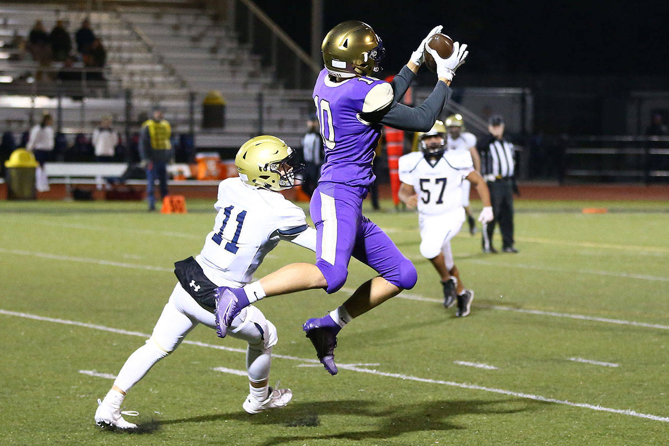 Oak Harbor soars by Seagulls / Football