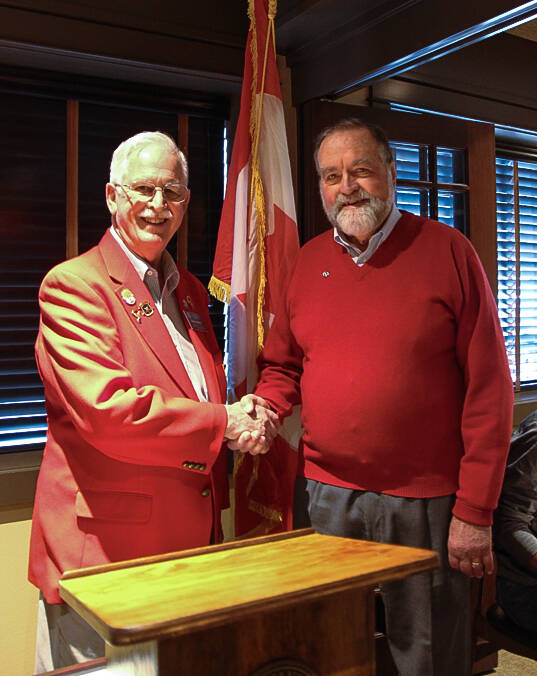 David Cohick, at right, shakes hands with Kiwanis Liutenant Governor David Towne. (Photo by Luisa Loi)