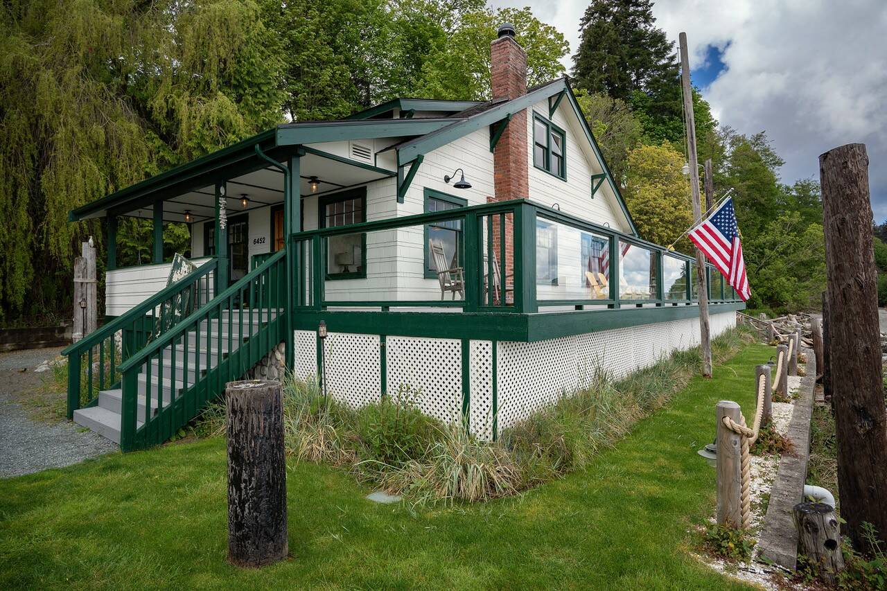 Ferry Cove is tucked behind the Clinton ferry line off the Whidbey Scenic Isle Way. (Photo by David Welton)