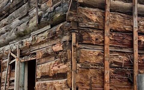 Photo by Patricia Guthrie
The Langley log cabin was most likely originally constructed as a one-room, one-story structure by loggers who were adept at precisely falling and cutting timber to create strong, solid dwellings. Its second floor was added later using smaller diameter logs.