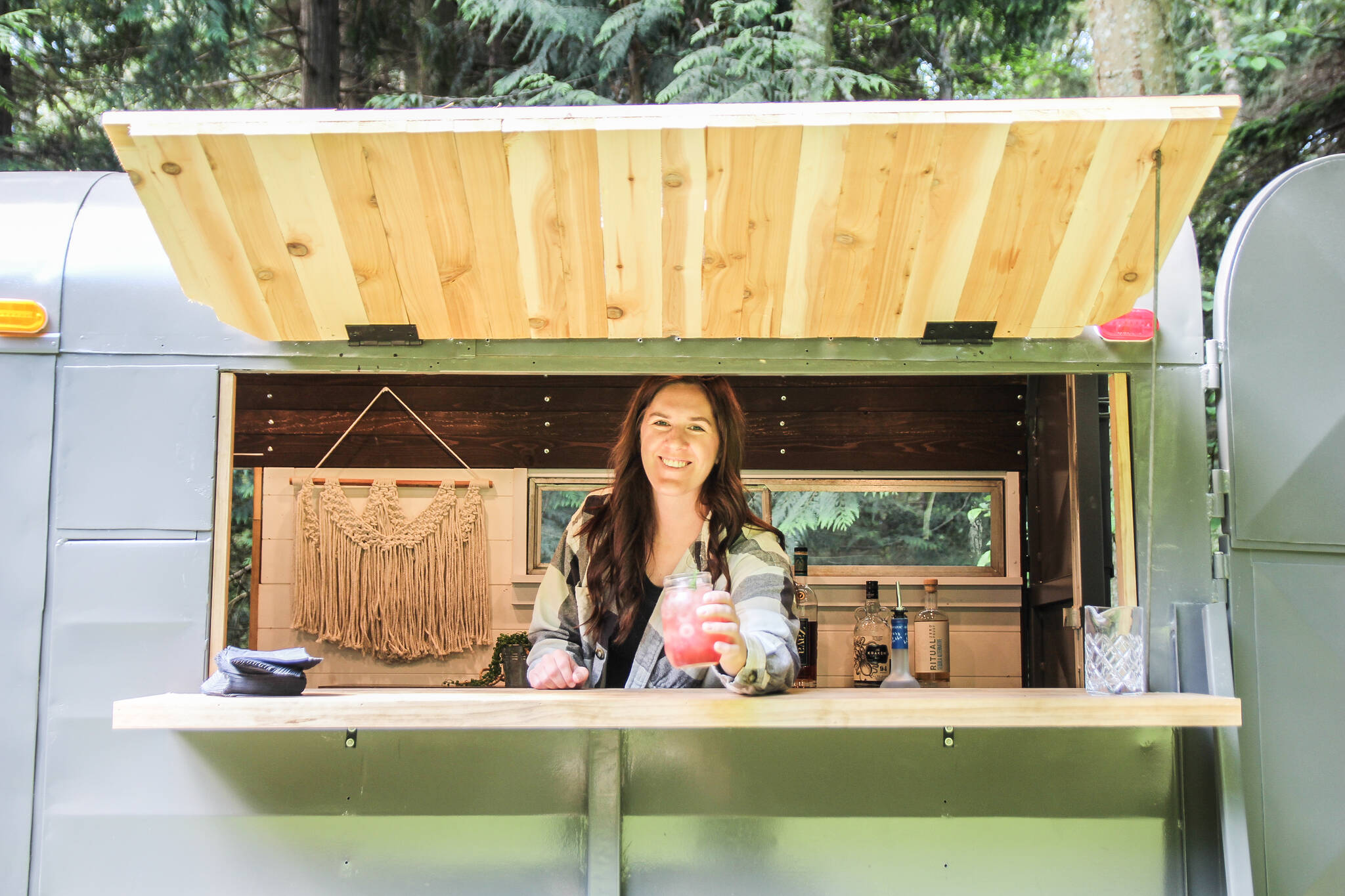 Shaylene Roemer serves a Black Currant Lemonade to a Whidbey News-Times reporter. (Photo by Luisa Loi)