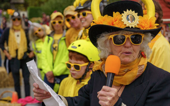 Photo by David Welton
Dressed in a banana hat complete with her father’s picture, Gretchen Lawlor read Peter Lawlor’s poem at the end of the Soup Box Derby.