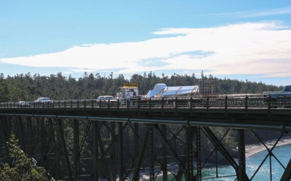 Photo by Luisa Loi
On Sept. 30, a truck transported the 40-foot-tall “Angel de la Creatividad” sculpture from Bellingham.