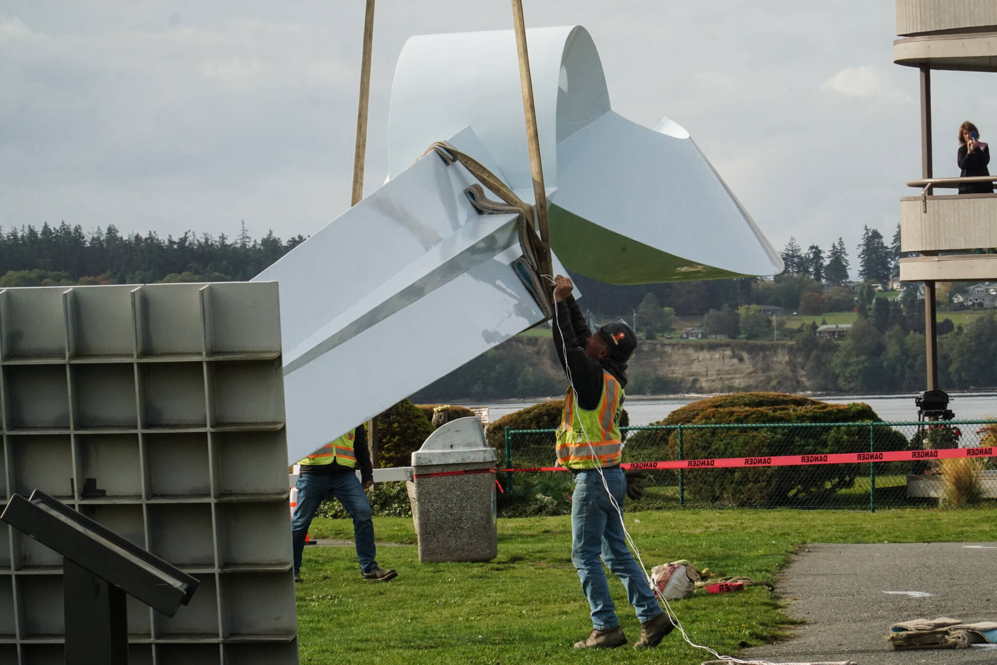 Photo by Sam Fletcher
Ram Construction staff hoist the horizontal Angel De Creatividad sculpture upright on Wednesday.