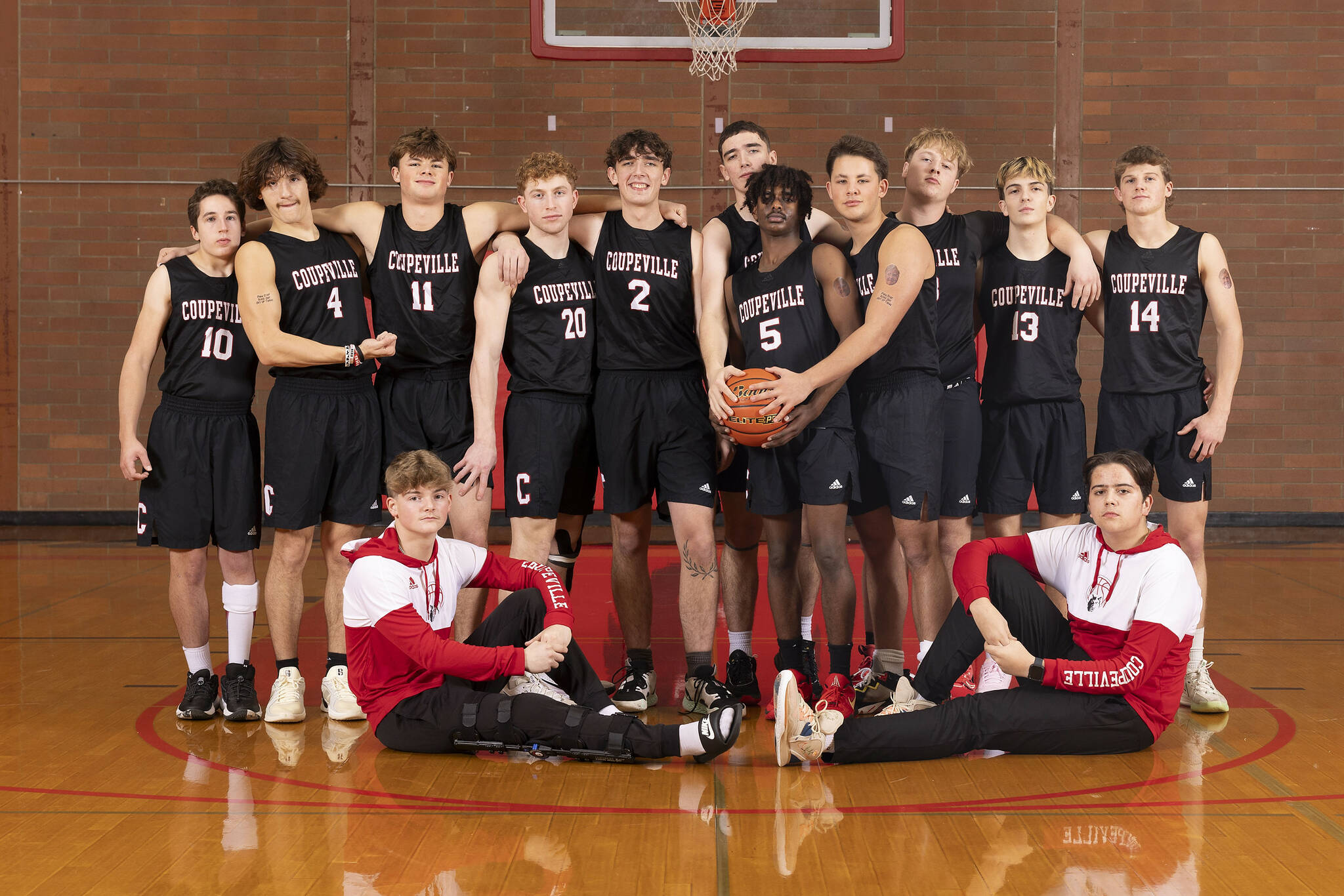 (Photo by John Fisken)
The boys varsity basketball team poses.